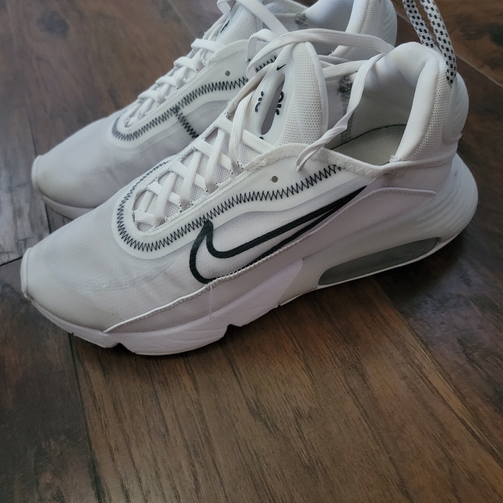 White nikes 290